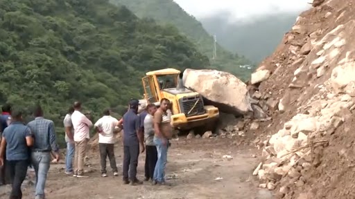 Himachal Pradesh Landslide Video: Portion of Hill Falls on Backhoe Loader Amid Restoration Work on Chandigarh-Manali Highway in Mandi, JCB Operator Miraculously Escapes