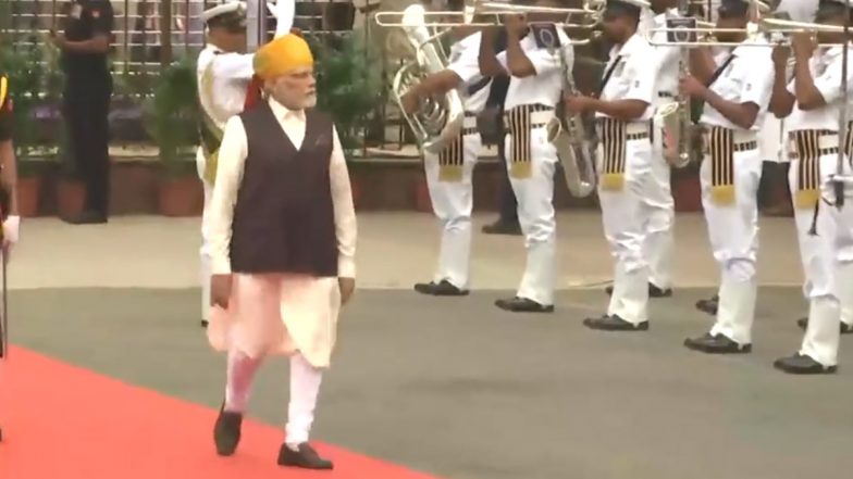 Independence Day 2023: PM Narendra Modi Inspects Guard of Honour at Red Fort in Delhi (Watch Video)