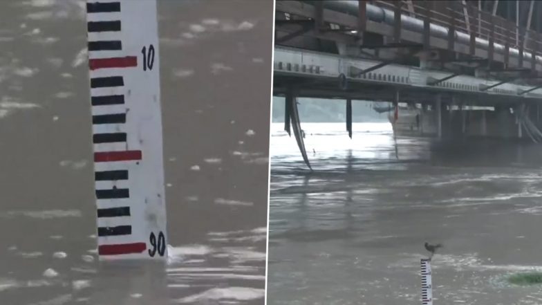 Delhi: Yamuna Continues to Overflow Following Torrential Rain in the National Capital (Watch Video)