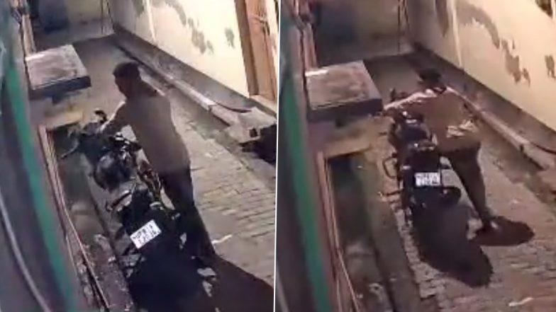 Bike Theft in UP Caught on Camera: Thief Makes Away With Two-Wheeler Parked Outside House in Aligarh, Probe Launched After Video Surfaces