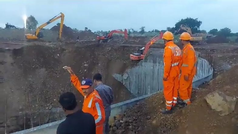 Soil Cave-In Accident in Pune: Four Labourers Feared Trapped in Well as Concrete-Soil Mass Caves in Indapur, Rescue Operation Underway (Watch Video)