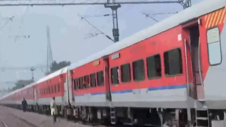 Train Comes to Halt Due to Fire in MP: Udaipur City-Khajuraho Stopped at Sitholi Railway Station in Gwalior After Engine Catches Fire (Watch Video)