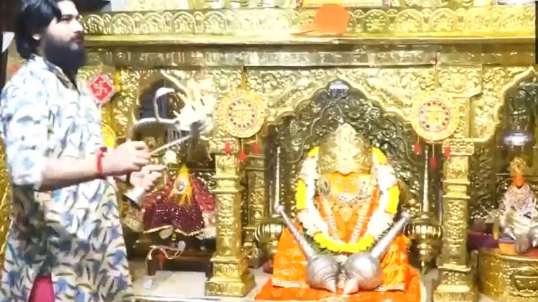 Chandrayaan 3 Moon Landing Today: Devotees Offer Prayers at Bageshwar Dham in Madhya Pradesh’s Chhatarpur for Successful Lunar Landing of ISRO Spacecraft (Watch Video)