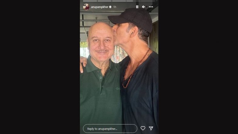 Akshay Kumar Plants a Kiss on Special 26 Co-Star Anupam Kher’s Forehead and It Is Too Cute To Be Missed (View Pic)