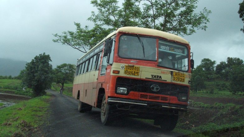 Maharashtra: MSRTC Bus Driver in Gadchiroli Holds Umbrella While Driving As Roof Leaks in Rain, Video Goes Viral