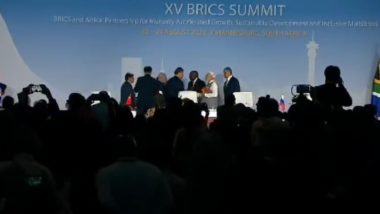 BRICS Summit 2023: Prime Minister Narendra Modi and Chinese President Xi Jinping Shake Hands, Greet Each Other in Johannesburg (Watch Video)