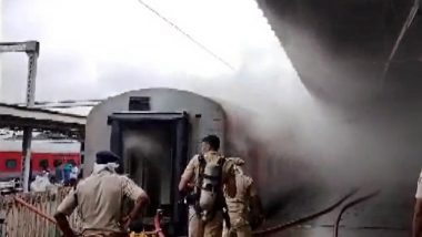 Bengaluru Fire Video: Blaze Erupts in Udyan Express Train at Sangolli Rayanna Railway Station in Karnataka, No Casualties Reported