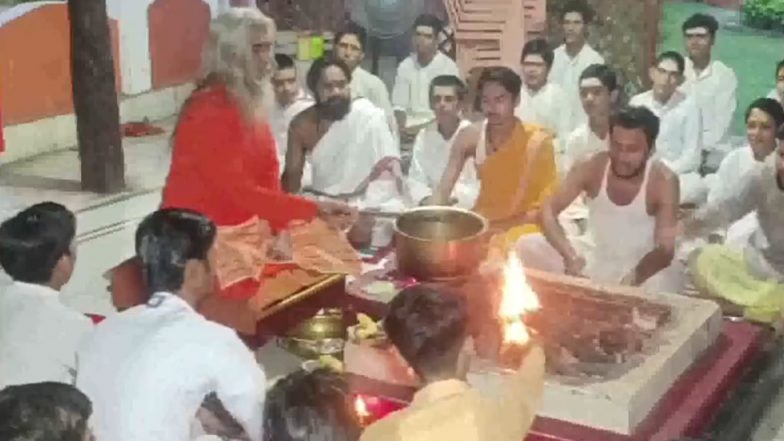 Chandrayaan 3 Moon Landing: Devotees Perform Havan at Shri Math Baghambari Gaddi in Prayagraj for Successful Landing of Vikram Lander on Lunar Surface (Watch Video)