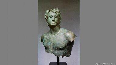 Restituted Sculpture of Alexander the Great — a Forgery?