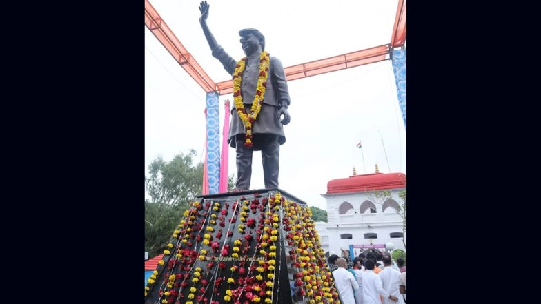 Madhavrao Scindia’s Statue Unveiled: Madhya Pradesh CM Shivraj Singh Chouhan Unveils Statue of Former Union Minister in Tikamgarh Amid Protests by Local Organisations (See Pics)
