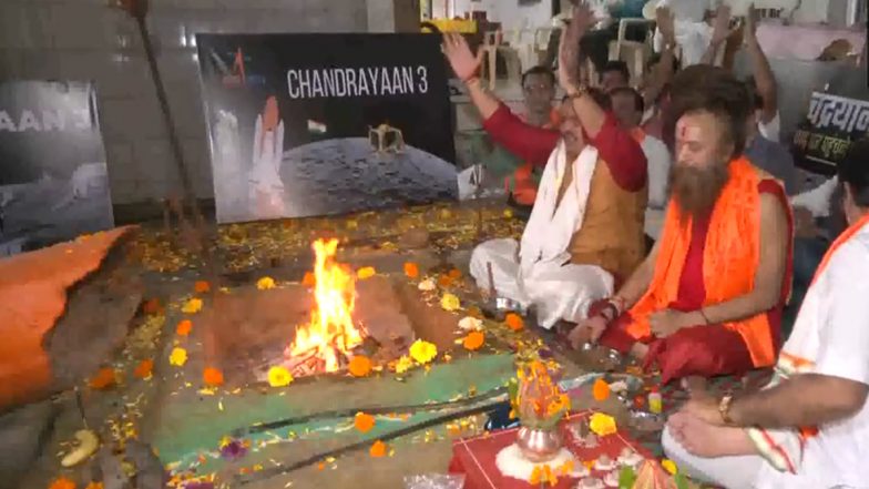 Chandrayaan 3 Moon Landing: Shiv Sena (UBT) Leader Anand Dubey Organises Havan for Successful Landing of Vikram Lander on Lunar Surface (Watch Video)