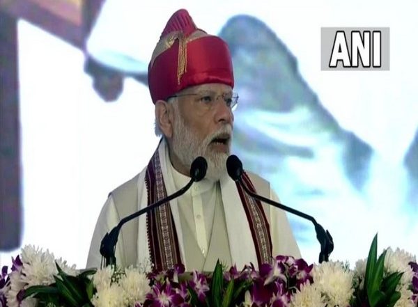 PM Narendra Modi Receives Lokmanya Tilak National Award in Pune, Says 'Will Donate Prize Money to Namami Gange Project' (Watch Videos)