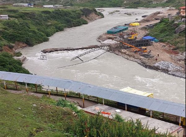 Uttarakhand Bridge Collapse Video: Labourer Washed Away After Under-Construction Bridge Collapses in Alaknanda River, Search Underway