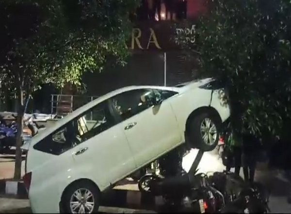Andhra Pradesh Accident Video: Drunk Woman Loses Control, Rams Car Into Parked Two-Wheelers in Visakhapatnam