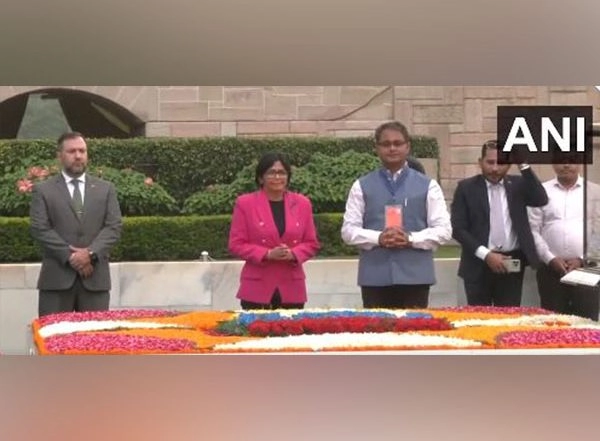 World News | Venezuelan Executive Vice-President Pays Tribute to Mahatma Gandhi at Rajghat