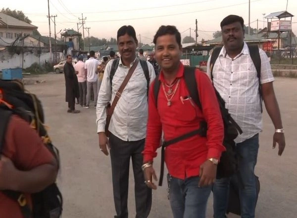 India News | J-K: Fresh Batch of Pilgrims Leaves from Srinagar for Amarnath Yatra; Praises Army’s Effort