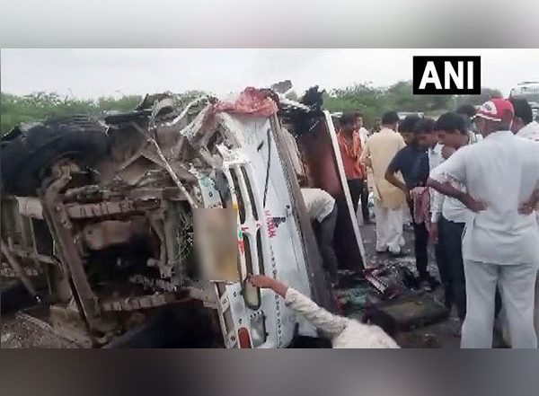 Rajasthan Road Accident: One Dead, Several Injured in Bus and Pickup Truck Collision in Barmer