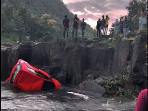 India News | MP: Picnickers Save Father-daughter Duo from Drowning After Car Falls into Waterfall in Indore - Vimarsana News