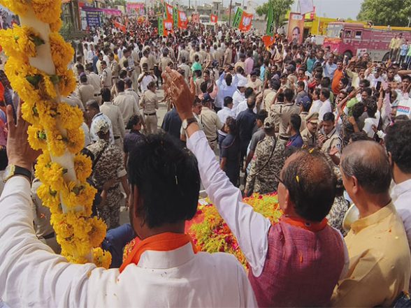 India News | MP: Locals Flock to CM's Roadshow in Neemuch, Showers Him with Petals - Vimarsana News