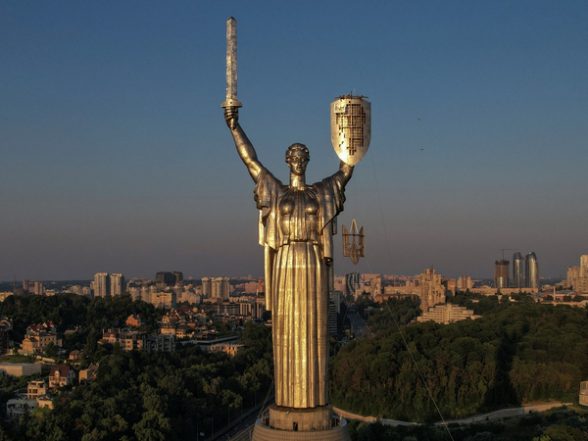 World News | Kyiv Takes Down Soviet-era Signs, Replaces Hammer-and-sickle Symbol with Trident Coat of Arms - Vimarsana News