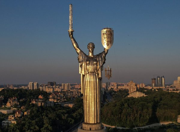 World News | Kyiv Takes Down Soviet-era Signs, Replaces Hammer-and-sickle Symbol with Trident Coat of Arms