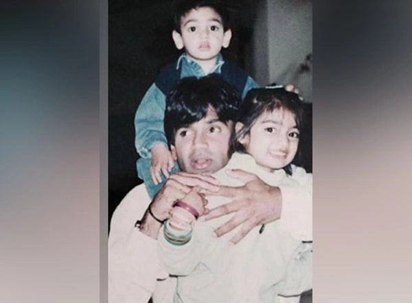Entertainment News | “Thank You for Being Our Rock”: Athiya, Ahan Share Adorable Pictures to Wish Their “papa” Suniel Shetty on His Birthday