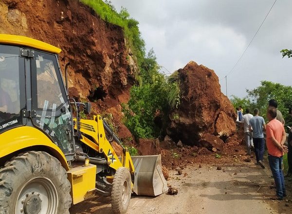 India News | Himachal: National Highway 5 Closed at Chakki Mod Due to Landslide Near Parwanoo