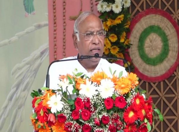 India News | “Indira Gandhi Divided Pakistan into Two Parts; You Cannot Even Hunt a Bird”: Kharge Hits out at BJP