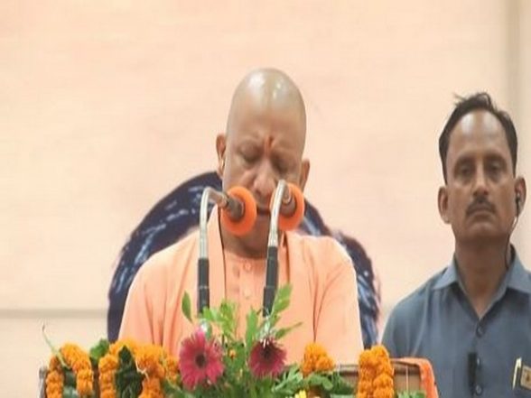 India News | UP CM Yogi Adityanath Listens to Grievances of 300 People ...