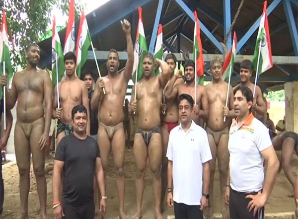 Sports News | Delhi: Wrestlers of Hanuman Akhada Take Part in 'Har Ghar Tiranga' Campaign