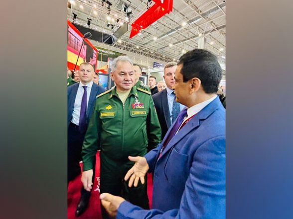 World News | Russia: Sergei Shoigu, Denis Manturov Interact with BrahMos Aerospace Officials at Army 2023 Defence Exhibition - Vimarsana News