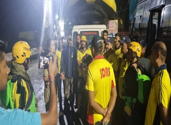 Uttarakhand Landslide: One Dead, Four Fear Trapped Under Debris After Landslide Hits Camp Due to Heavy Rainfall in Pauri (Watch Video)