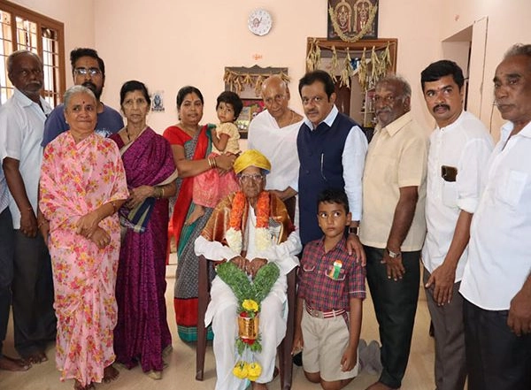 India News | Karnataka Minister Felicitates  Freedom Fighter Gundu Rao Desai at His Residence