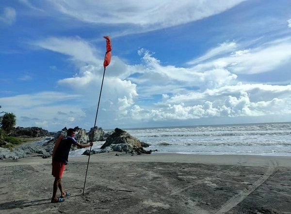 World News | Marine Lifesavers Rescue Two Minor Children from France at Mandrem Beach in Goa