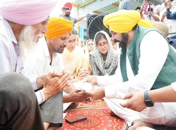 India News | CM Bhagwant Mann Hands over Rs 1 Crore Cheque to Army Jawan's Kin
