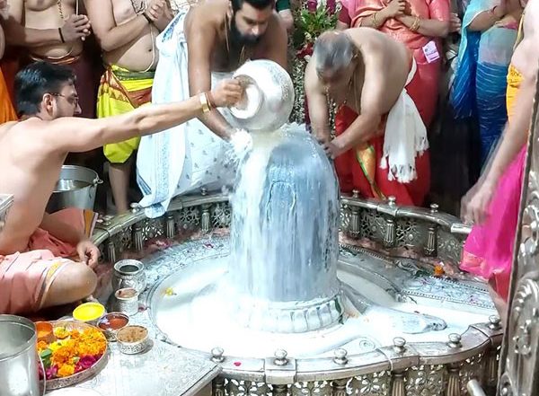 Raksha Bandhan 2023: Priests Tie First 'Rakhi' to Lord Mahakal in Ujjain (Watch Video)