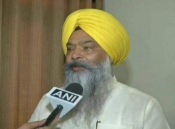 India News | “All Parties Are Coming Together to Save One Family,” Says Akali Dal Leader