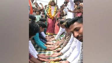 India News | Ratlam, MP: Fallen Soldier's Wife Walks on Palms of Villagers to Unveil Husband’s Statue