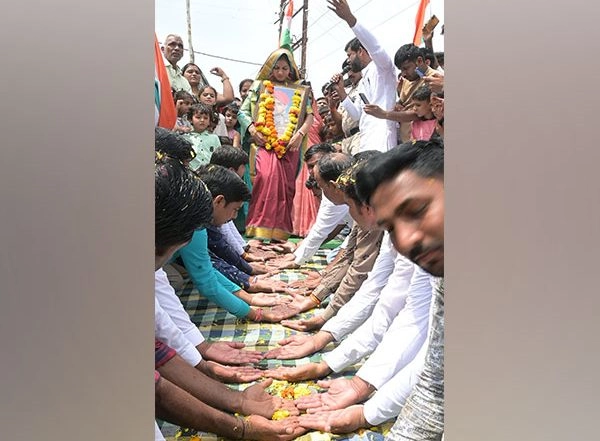 India News | Ratlam, MP: Fallen Soldier's Wife Walks on Palms of Villagers to Unveil Husband’s Statue