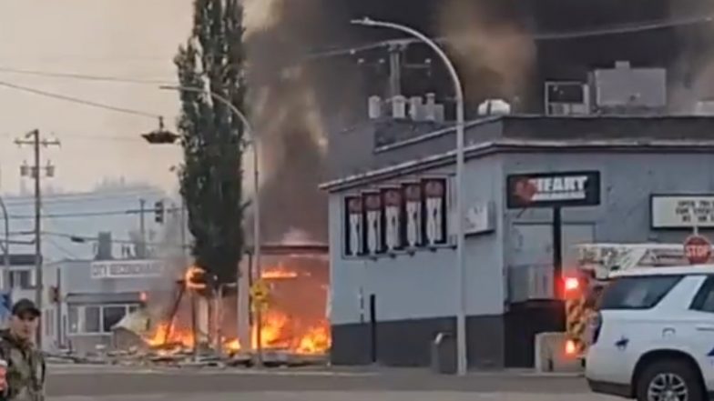 Canada Fire Video: Several People Rushed to Hospital After Explosion Erupts at a Building in British Columbia's Downtown Prince George, Viral Clip Shows Black Smoke Covering Skies