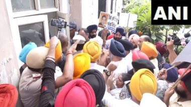 1984 Riots Case: Delhi Sikh Gurudwara Committee Protest Outside Rouse Avenue Court Against Congress Leader Jagdish Tytler; Scuffle Erupts Between DSGMC and Police (Watch Video)