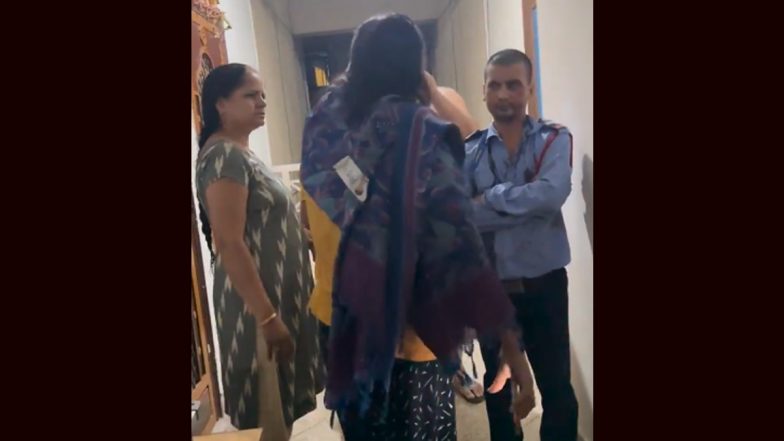 Security Guard Beaten in Delhi Video: Man Thrashes Society Guard After Quarrel Over Parking Issue in Dwarka, Viral Clip Surfaces