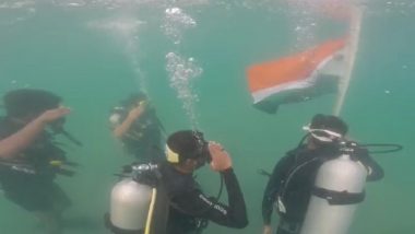 Tiranga Hoisted Underwater on Independence Day 2023 Video: Indian Coast Guard Personnel Hoist and Salute Tricolour Underwater Near Rameshwaram in Tamil Nadu