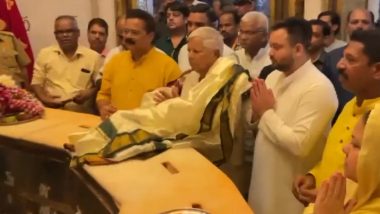 Lalu Prasad Yadav, Son Tejashwi Yadav Offer Prayers at Siddhivinayak Ganapati Temple in Mumbai (Watch Video)