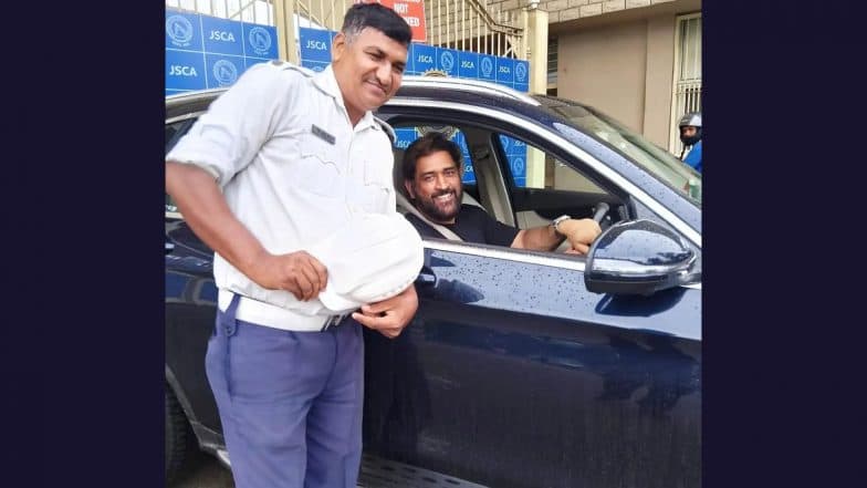 Traffic Policeman Gets Clicked With MS Dhoni Outside JSCA International Stadium in Ranchi, Picture Goes Viral