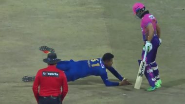 Maheesh Theekshana Shows Wonderful Reflexes To Take Catch off His Bowling During Colombo Strikers vs Jaffna Kings LPL 2023 Match (Watch Video)