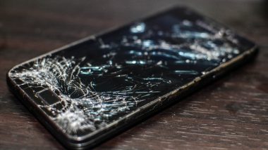 Mobile Blast in Uttar Pradesh: Aligarh Businessman Suffers Burn Injuries After Premium Brand Cell Phone Explodes in Pocket