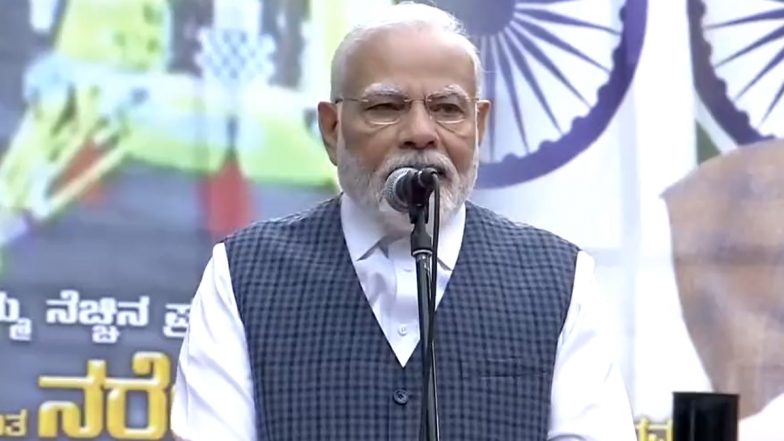 PM Narendra Modi Lands in Karnataka, Raises 'Jai Vigyan Jai Anusandhan' Slogan Outside HAL Airport in Bengaluru (Watch Video)