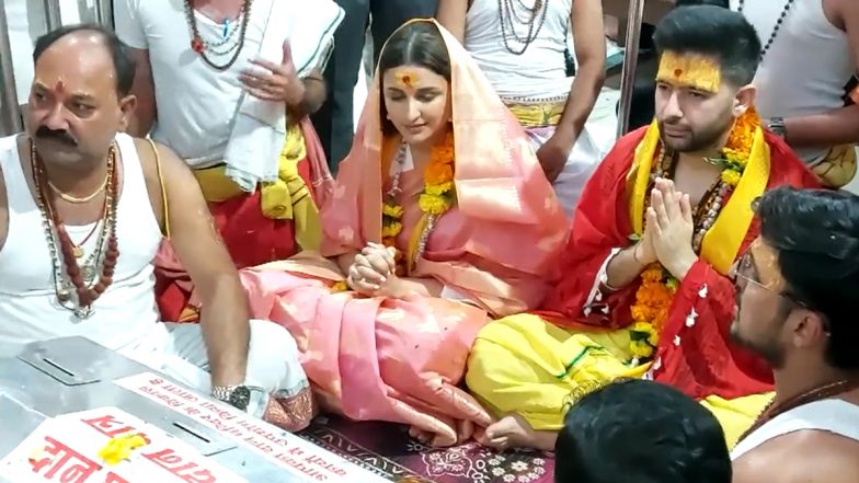 Raghav Chadha and Parineeti Chopra Offer Prayers at Mahakal Temple in Madhya Pradesh's Ujjain (Watch Video)