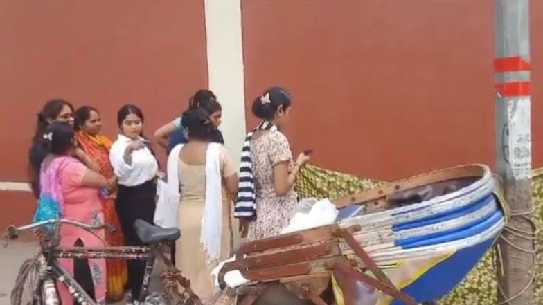 Uttar Pradesh Medical Negligence: Woman Gives Birth Near Raj Bhavan in Lucknow, Foetus Brought Dead to Hospital (Watch Video)